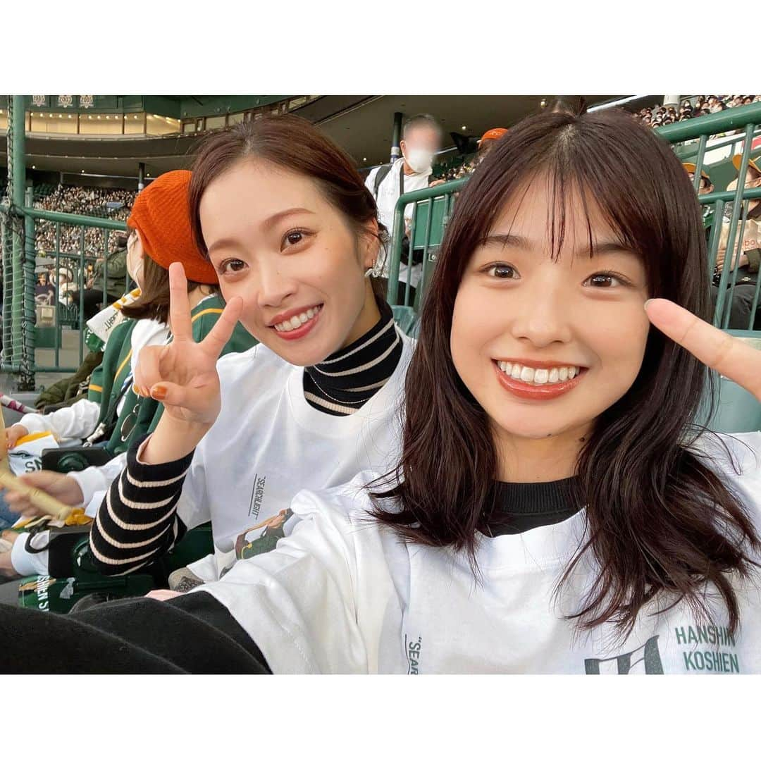 橋本和花子のインスタグラム：「*  あいみょん弾き語りライブ2022@甲子園球場⚾️✨  西宮出身のあいみょんが地元凱旋ということで、 同じ宮っ子の聖奈さんと🫶 あいみょんの地元トークに2人で大きく頷いていました。笑  心に響く歌声はもちろん、 甲子園球場が星空のようになった景色、 歌詞やタイトルに合わせたかのような天候、、、 ほんまに感無量でした。 来年も行きたいなあ〜〜宮っ子バンザイ！！  （5枚目は3時間並んでゲットしたグッズを大事そうに抱える聖奈さん🥹）  #ライブから2週間セトリをエンドレスで聴く日々」