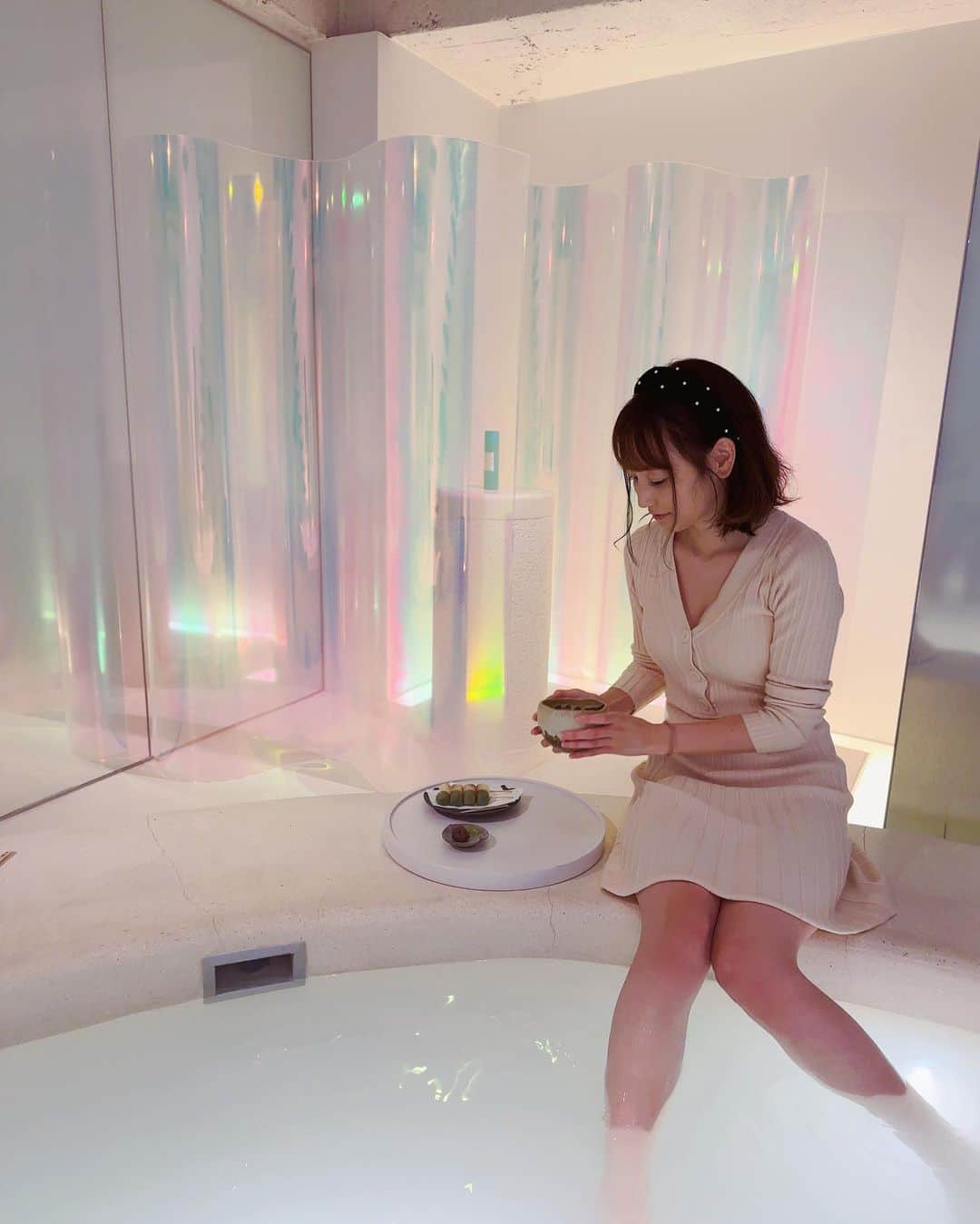 浜田由梨のインスタグラム：「足湯ができるカフェ☕️ユブネ @yubune_tokyo でゆっくりしてきた〜- ̗̀ ☺︎ ̖́-  ヒーリングミュージックもかかってて長居してしまった🤤🤍⋆͛ 居心地よすぎるので要注意(｢`･ω･)｢  #japantrip #新宿カフェ #ワンピースコーデ #カチューシャヘア #デートスポット #デートコーデ #cafe #和カフェ #足湯カフェ #japanesegirl #japanesefood #美脚女子 #instalove」