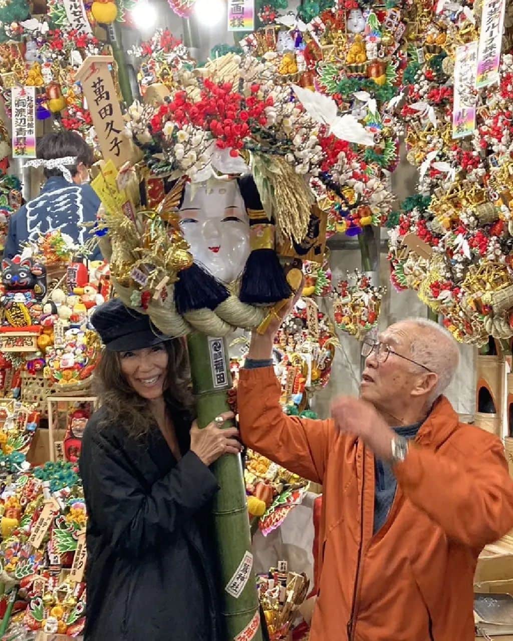 萬田久子のインスタグラム：「商売繁盛♥しょうばいはんじょう♥ ショーバイハンジョー♥ 恋愛成就のお札も付けてくれたわ☺ うふふ❤ #浅草鷲神社 #酉の市 #二の酉 #熊手工房福田屋 #黒髪に染めてくれてありがとう☺」