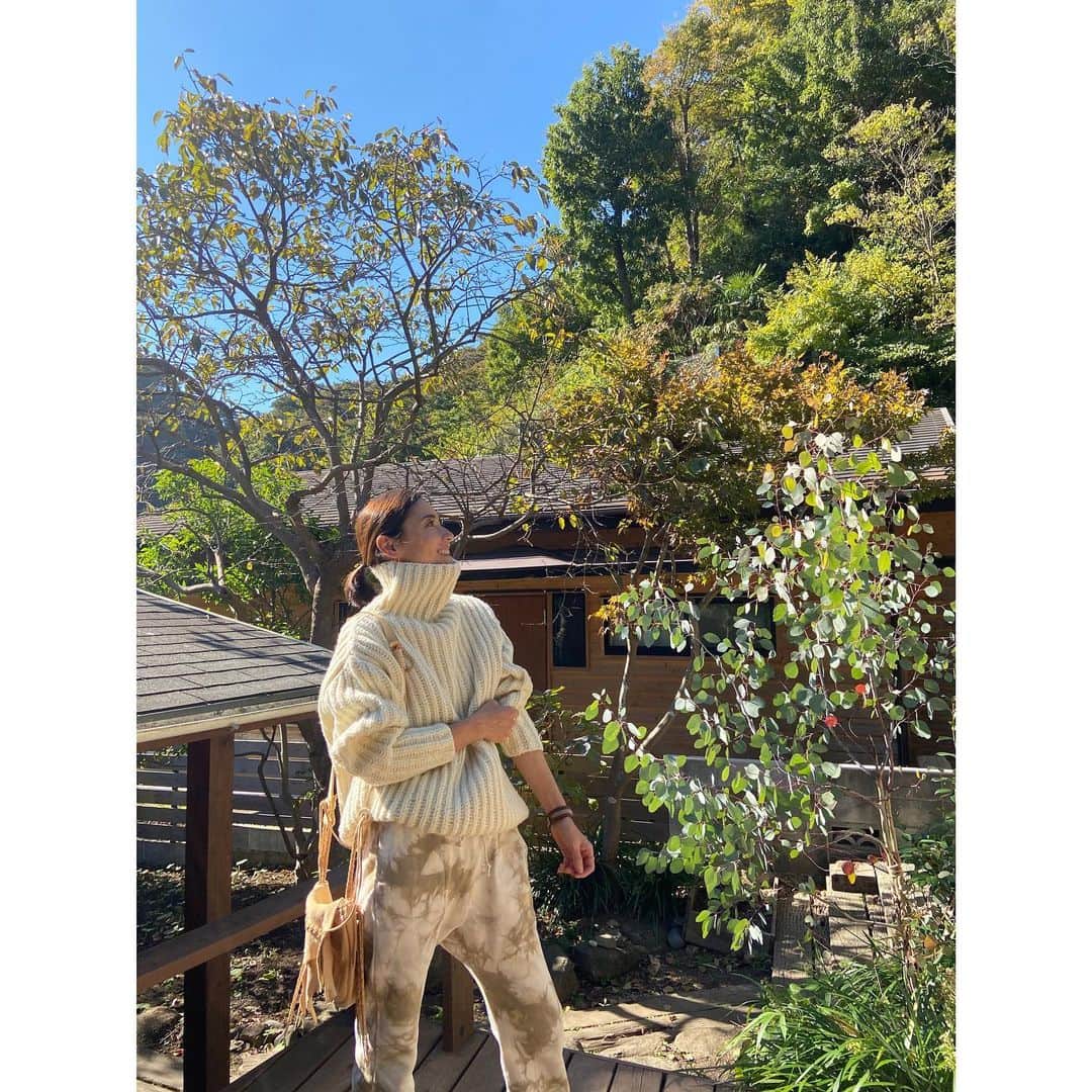 一色紗英さんのインスタグラム写真 - (一色紗英Instagram)「ARCHI2022aw VOLUME RIB HI NECK PULLOVER NATURAL DYE SWEAT PANTS (手編みニット、ザクロ染め裏毛)  なぜ自分を投稿する事に抵抗があるのか？ 容姿より美しい自然をシェアしていたい、 と言う氣持ちが正直なところですが、 行動を制限している思い込みが関わっているのも確か。 その自我は心を平和で満たす為の、 自己防衛のように思います。 しなやかに生きる術は覚えたけど、 それさえも捨てて、 もっと自由感覚で行けたら良いのにな。」11月16日 21時20分 - this_is_sae