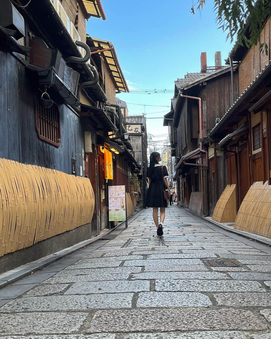 大曲李佳さんのインスタグラム写真 - (大曲李佳Instagram)「🍵🍃  最近ではないけど、京都に行った時の！  京都の街並みを歩いているだけで楽しくて落ち着くし、夕方はとても綺麗でした🌆 抹茶パフェも美味しかったな〜〜！  あと、京都祇園郵便局が可愛かったです📮🍂  #京都」11月16日 21時31分 - omagari_
