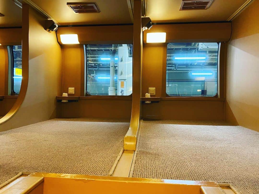 秋山燿平さんのインスタグラム写真 - (秋山燿平Instagram)「今天我們挑戰日本臥鋪列車里最便宜的座位。沒有門，沒有床，就躺在這裡！」11月16日 21時51分 - ya.polyglot