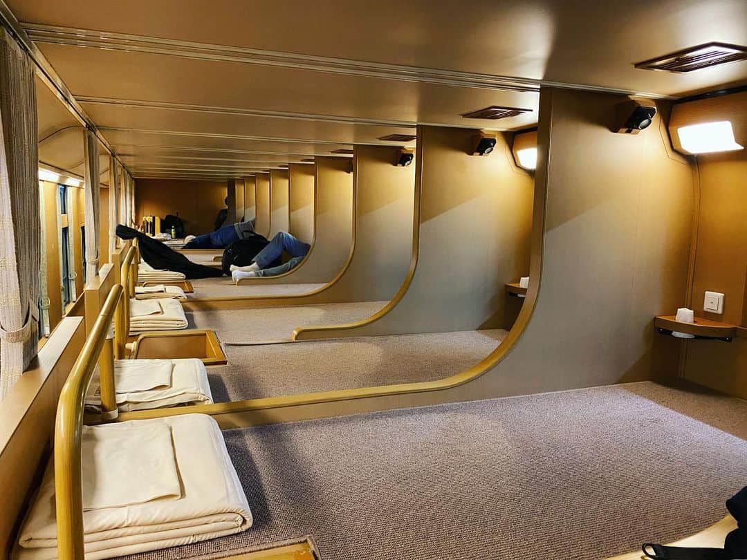 秋山燿平のインスタグラム：「今天我們挑戰日本臥鋪列車里最便宜的座位。沒有門，沒有床，就躺在這裡！」