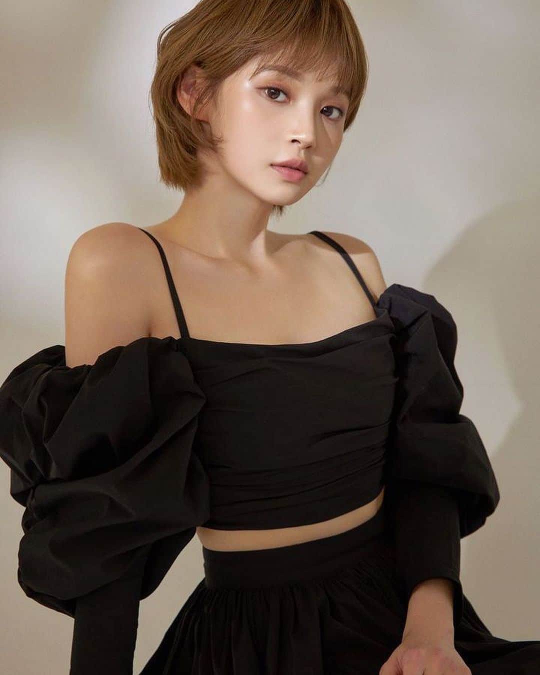 Yoonbitnaのインスタグラム：「저 앞으로 더 열심히 일 할게요🫶🏻... 여러 촬영때 마다 아티스트님들과 스탭님들😳 항상 매-번 너어무 감사합니다!!!! 이번 촬영도 예쁘게 담아주셔서 감사합니다..🥹 고생하셨습니당!!!」
