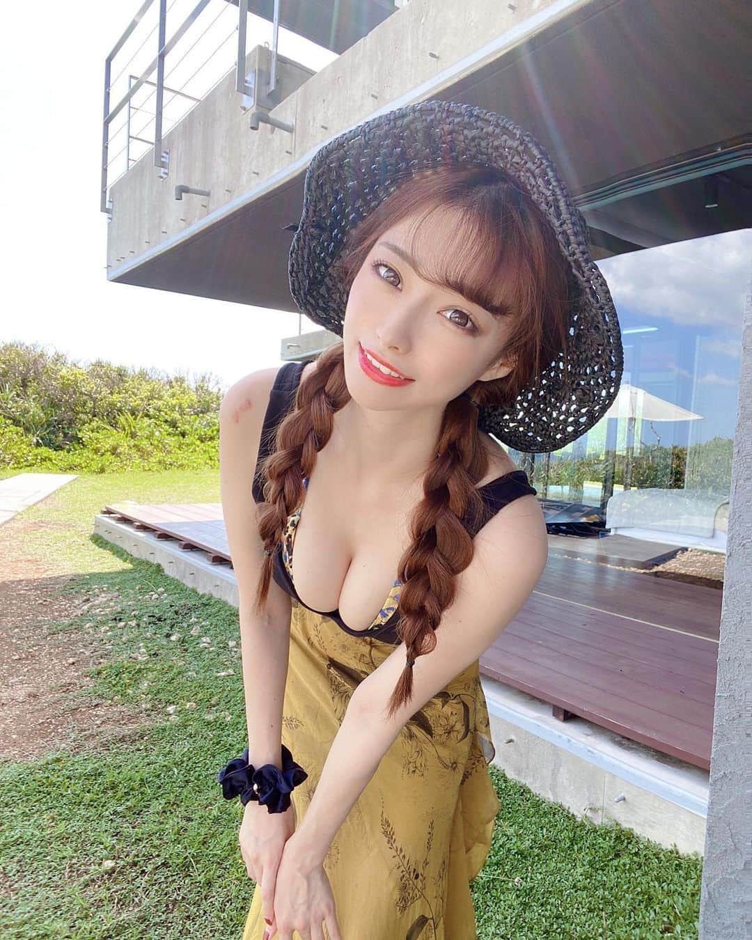 華沢友里奈のインスタグラム：「今年の夏最後は宮古島❤️ 今年の夏はたくさんお出かけしてとっても 楽しい思い出ができたあ🥺❤️  宮古島は初めてだったんだけど本当に 海がきれいすぎて感動🥺✨  そして何より今回泊まった宿が素敵すぎた😊❤️  プール、バーベキュー、シュミレーションゴルフ、ゲーム、カラオケなどもうね宿から出れないくらい🤣❤️❤️  屋上では夜天の川が見られるくらい星空がきれいみたいなんだけど満月で残念ながら見れなかったけど夜景も本当に都内じゃ感じられない素敵な景色だった😭❤️❤️❤️❤️  キッチンも広くて毎晩オネェ様が料理作ってくれたの☺️❤️  宮古島行くならぜひおすすめ✨ ハイライトにURL載せてるのでチェックしてねん❤️ @castellodimare   今年も残り僅かだけど仕事も遊びも全力✨ 楽しい思い出たくさん作りたいと思います(*☻-☻*)  #宮古島　#女子旅　#海　#ゴルフ　#シュミレーションゴルフ　#カラオケ　#麻雀　#プール #followme」