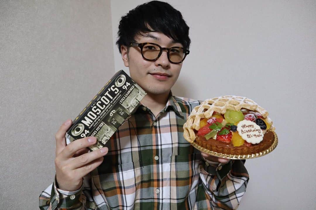 のインスタグラム：「㊗️26歳  これまでの26年間の歩みが間違っていなかったということを人生で証明できる歳に近づいてきたなと感じています🫡  これからも童心を忘れずに、良いご縁がありますよう清く生きます！  これからもみなさんよろしくお願いいたします🤗  相方さんからは素敵なケーキと欲しかった @moscotnyc のeyewearいただきました🎁  #moscot #モスコット #lemtosh #レムトッシュ」