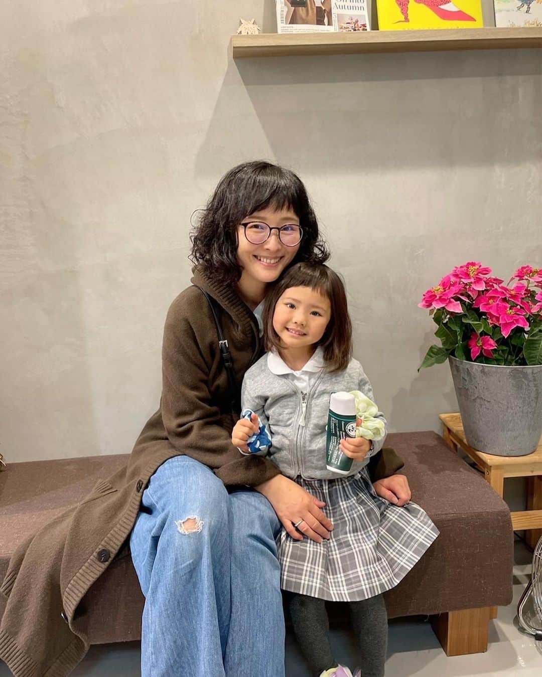 のインスタグラム：「「髪を切りたい」と、「でこちゃんになりたい。」と言う娘。 どうやら幼稚園で読んでもらった絵本の事らしく検索して驚愕しましたが、でこちゃんをイメージし、生まれて初めてのヘアカットしました。 いつも笑わせてくれる娘。 なのに、日々イライラしがちな私。 でもこの髪型と「でこちゃん」のおかげでイライラが減りそうな気がする。笑 #娘4歳#でこちゃん#絵本#初めてのヘアカット#初めての美容院」