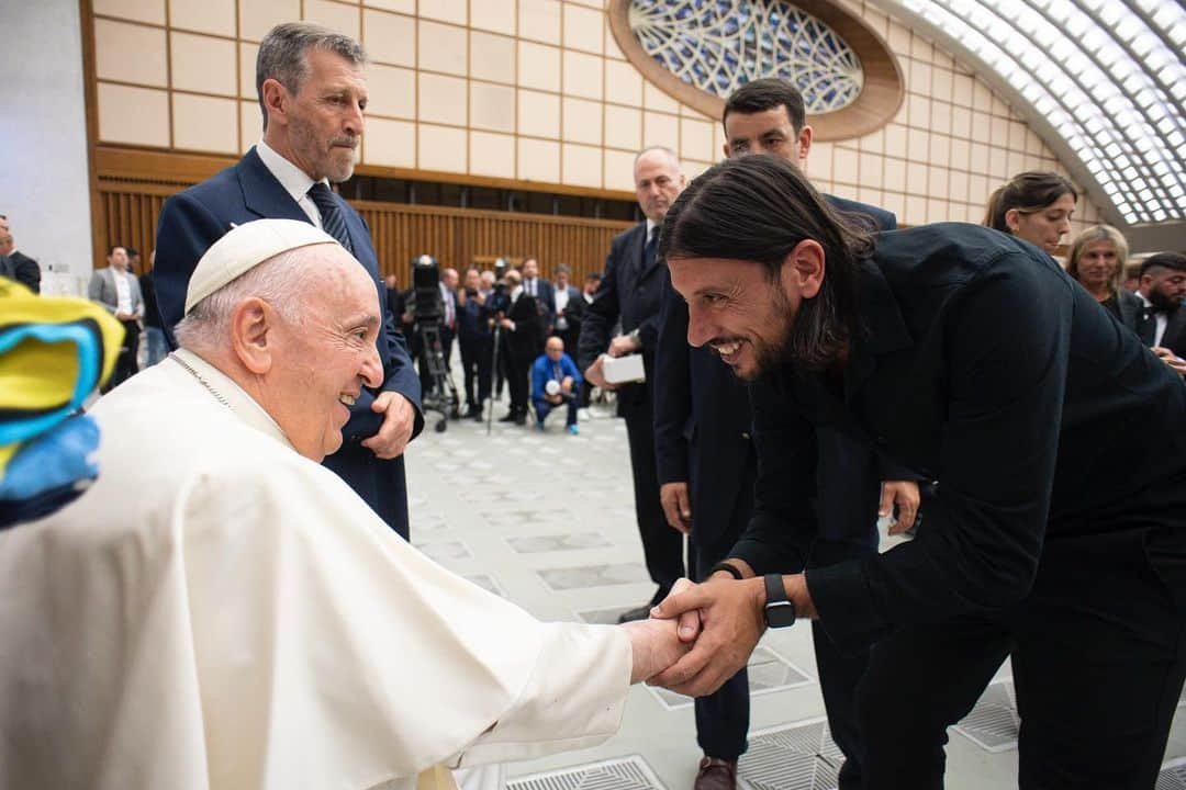 クリスティアン・ザッカルドさんのインスタグラム写真 - (クリスティアン・ザッカルドInstagram)「È stato un grande onore incontrare il Papa Francesco..!!! Vaticano. 14.11.2022 Grazie. #papa #peace #pace」11月16日 22時38分 - cristianzaccardo