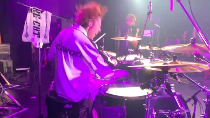 Hasshi（はっしー）のインスタグラム：「叫ぶドラムス  #voisquarecat #ぼいすく #絶対宣言 #drums #drum #drummer #rock #ドラムス #ドラマー #ドラム #ドラム男子 #ロックドラマー #sakae #sakaedrums #sakaeosakaheritage #paiste #tiktok #ドラム動画 #🥁 #reels #short #邦楽ロック #邦ロック #ロックバンド #ライブバンド」