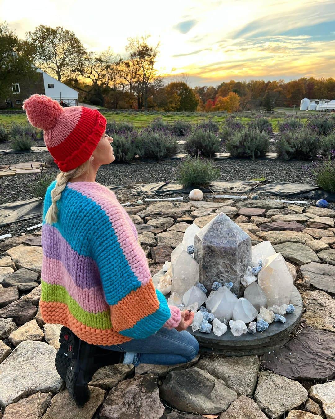 ヨランダ・ハディッドのインスタグラム：「❤️In emotionally turbulent times when you don’t know what to do, do nothing….  Take time to be still until you get answers….  Disconnect from the noise to ground and connect to our beautiful earth- our god.  I always have to remind myself that all the answers are right here within myself and that through prayer and meditation i will find them🙏  #grattitude #prayer」