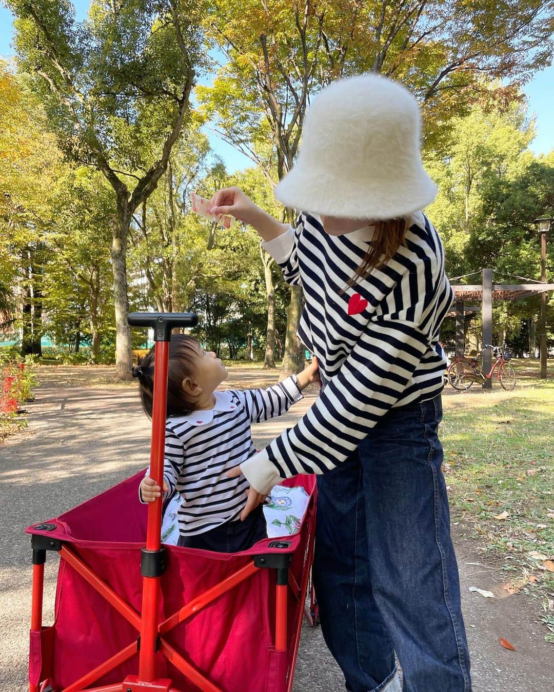 東なつ紀のインスタグラム：「親子でリンクコーデした日🦓❤️ jacadi👶🏻とshein👩🏻で お揃い風に◡̈  寒くならないうちにたくさん着ようね〜🤍  #jacadi #shein  #親子リンクコーデ #ボーダー #❤️ #ういちゃんまる」