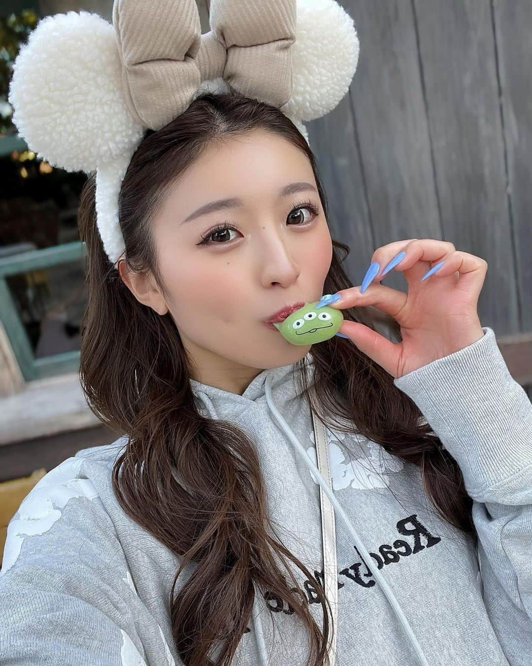 MIYABIのインスタグラム：「みやモグモグタイム😋  久々に夢の国行ってきたの🐭🏰  リトルグリーマンは必ず食べてるなぁ💕  何枚目が好きっ？🤍  #ディズニー  #サイバージャパン  #夢の国コーデ  #readymade」