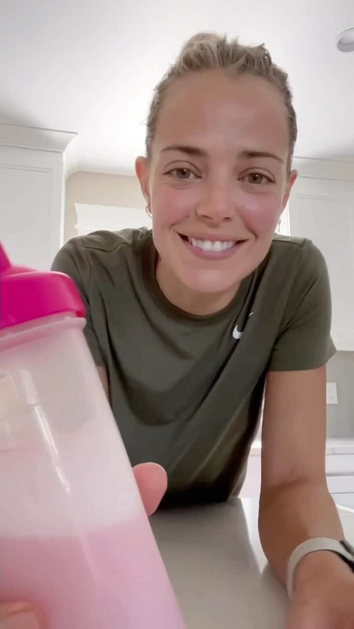 メリッサ・ビショップのインスタグラム：「Check out how @melissacorinneb is maximizing her time right now with SO much on the go!   “A quick, sweaty, HITT workout on the spin bike, gentle flexibility, my Gruppo POWER and RAW recovery drink, and all before Olivia wakes up! Needing these extra recovery aids right now - sleep is broken up, life is wild, I’m busy and chaotic with two & I LOVE IT!  Thanks to @gruponutrition for swooping in to the rescue on those days I need it most.”  #grupponutrition #teamgruppo #hiit #spinbike #recovery #busylife #momlife #momof2 #rescue」