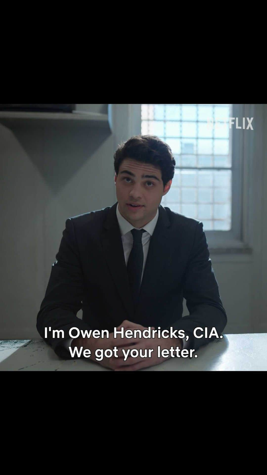 ノア・センティネオのインスタグラム：「THE RECRUIT - TRAILER   Prepare yourselves for a radically different perspective on the CIA. Owen Hendricks, a young lawyer fresh out of law school, has only been working at the CIA for 2 days when his world gets turned completely upside down.   I can’t wait for you to see our show when it airs December 16th only on @netflix」