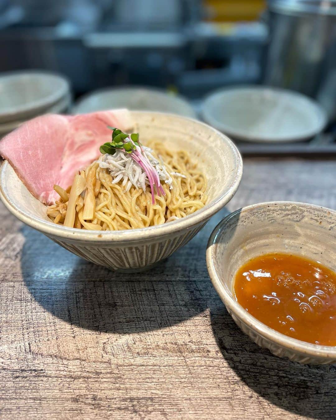 無化調ラーメン「ゆきふじ」のインスタグラム：「『ボンゴレつけ麺』  正直これをリリースするかしばらく悩みました。 なんて言うんでしょうか？ 今まで積み上げてきた全てのものを壊してしまうような危機感を覚えました。 （これは世に出してはならない）  無化調なくせにジャンクさも兼ね備え、圧倒的に捩じ伏せる力が、現状のつけ麺ですら飲み込まれてしまう。  食べてもらいたい気持ちと、 食べて欲しくない気持ちの葛藤でした。  ですので、申し訳ないのですが、 本日から3日間、 限定2食で販売店させていただきます。  ご希望の方はつけ麺の食券を購入して、口頭でボンゴレ変更とお伝えください。  以下説明です。  まずしらすと一緒に食べていただき、 途中からは段々とタレとボンゴレペーストが沈むので、 上下をひっくり返すように混ぜながらお召し上がりください。  つけ汁は相性が悪いため、たまごツケダレをご用意してあります。 そのままでも食べ終えてしまうほどですが、たまごツケダレにつけることで、まろやかで濃厚な味わいが口の中で広がります。  またボンゴレペーストが馴染んだたまごツケダレにご飯を少量よそることで、究極の卵かけご飯が完成するのでオススメです。 （3日間限定でそのご飯はサービスいたしますのでお申し付けください）」