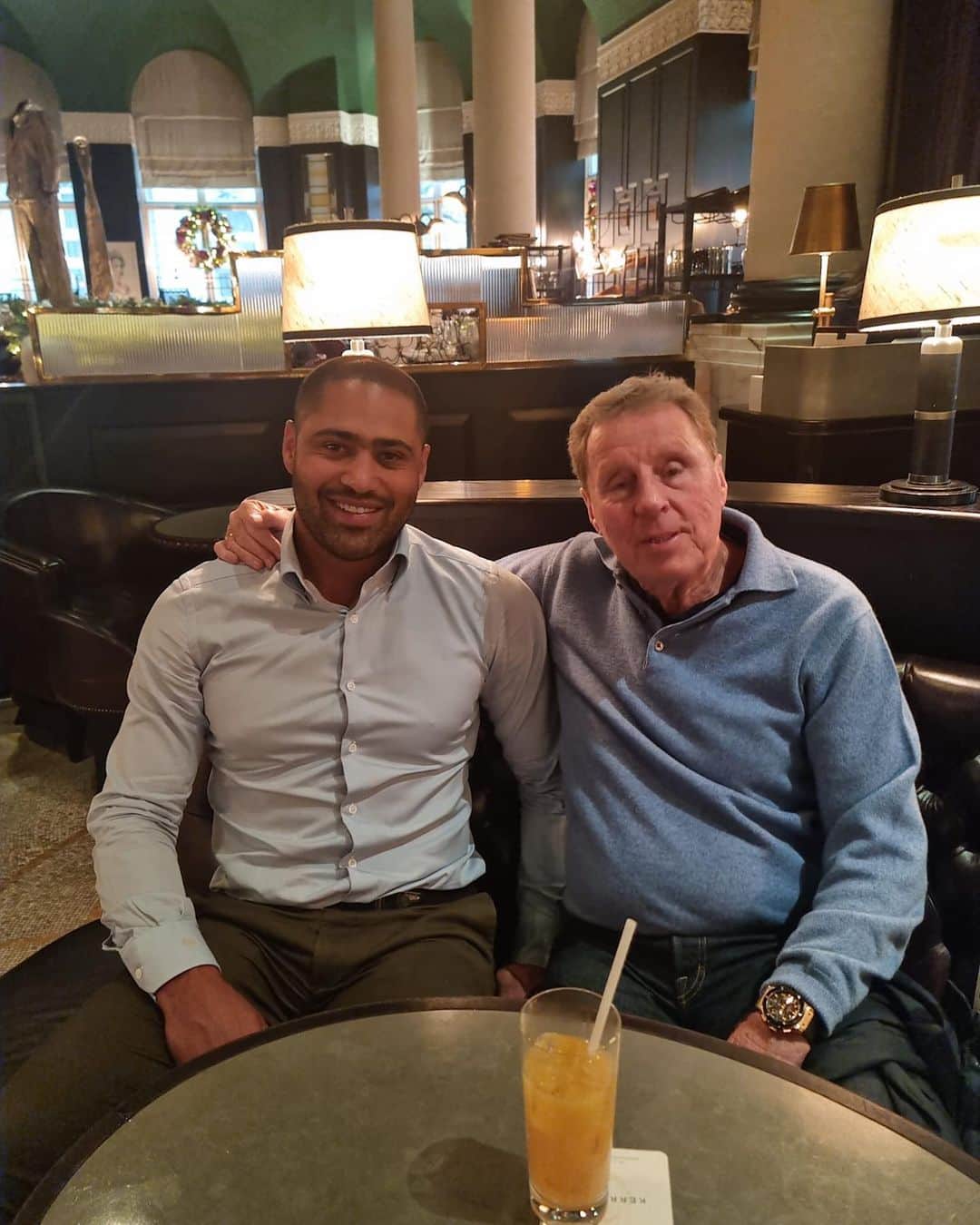 グレン・ジョンソンのインスタグラム：「The band are back together @be.podium @harryredknapp」