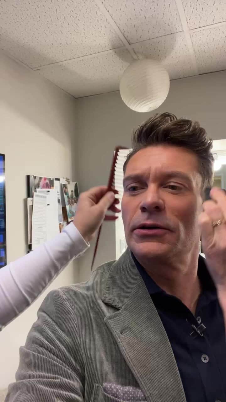 のインスタグラム：「Went live before live. Should I keep doing these? @livekellyandryan」