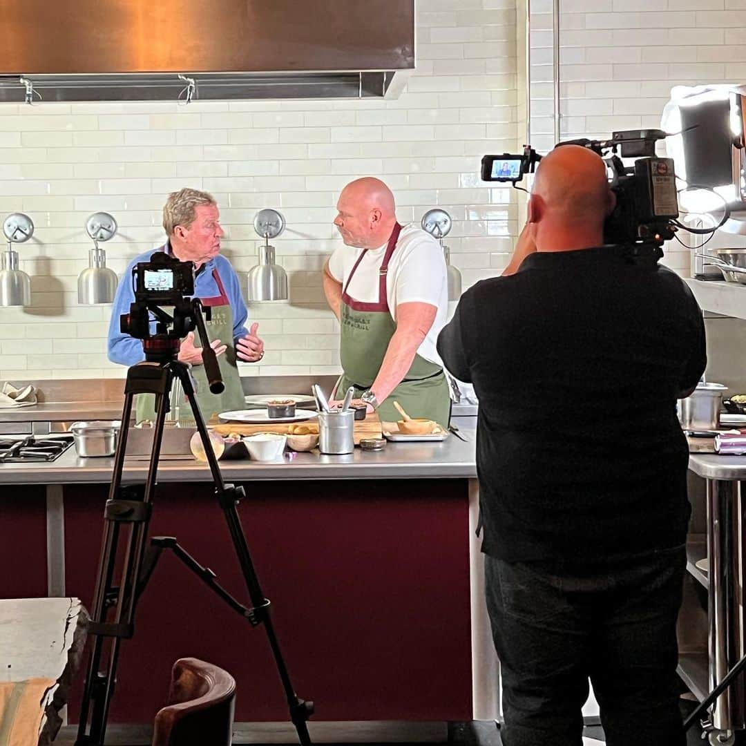 グレン・ジョンソンさんのインスタグラム写真 - (グレン・ジョンソンInstagram)「@cheftomkerridge  showing @harryredknapp the way…. @be.podium」11月17日 0時47分 - glenj8