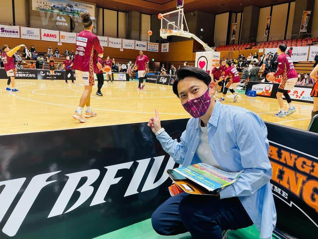 中家佐奈のインスタグラム：「今回は弾丸地元旅✈️  ついに松山で試合観戦🏀 B2首位対決『愛媛vs越谷戦』  地元で試合バスケ見れるなんて嬉しかった！！この距離緊張した笑  子供の頃この場所でトランポリンでジャンプの練習してたな…って思いだした😂⛸  夜は親友と合流して同級生がやってるお店へ。ご飯がどれも美味しい‼️アレルギーになってお魚系が食べられないのが本当に悔しい🫠  また帰ったら食べに行こ💪🏼 松山行く機会あれば是非♡  📍炉端食楽 阿吽(@aun_robatashokuraku ) . . #愛媛 #松山 #愛媛オレンジバイキングス  #越谷アルファーズ  #bリーグ #映ってたと友達が送ってくれた笑 #NBA が埼玉来てたときの #SUGA 席 #俊野佳彦 選手 #菊地祥平 選手 #画面越しの共演🙏🏼笑 #バスケ #バルト #ご飯 #居酒屋 #炉端食楽阿吽 #魚料理 #オススメ #次はどこのホームへ行けるかな」