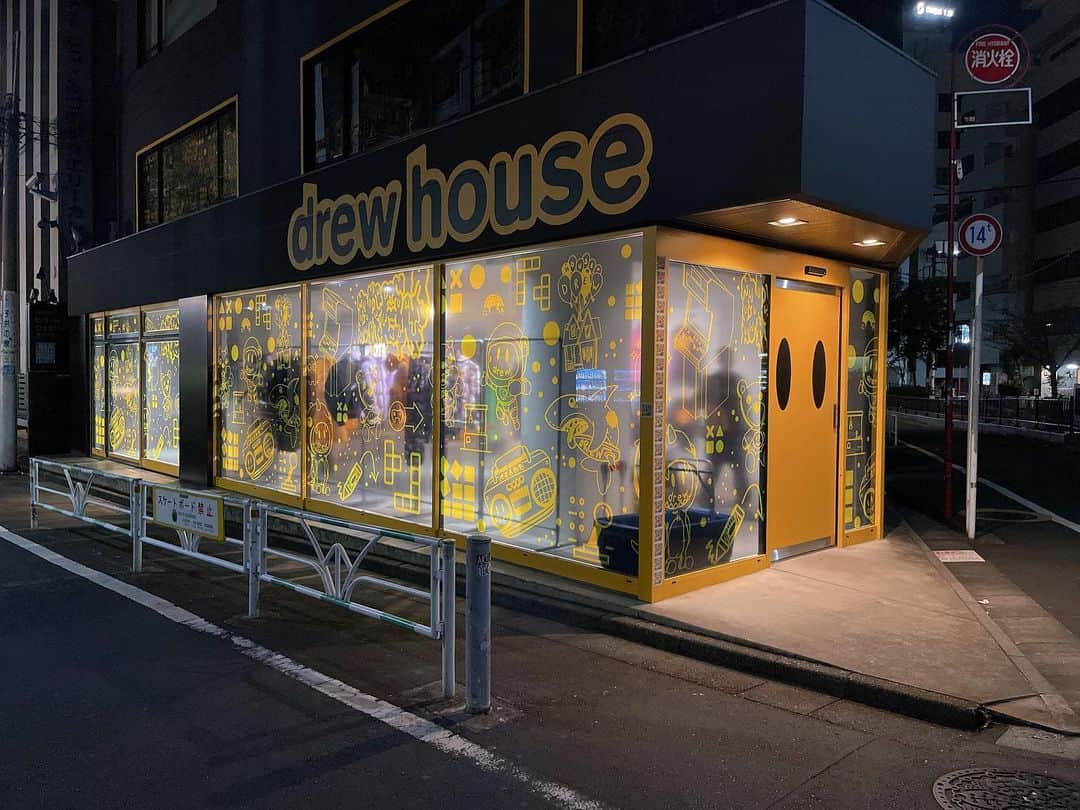 加藤 聖也さんのインスタグラム写真 - (加藤 聖也Instagram)「. drew house Tokyo 😆🫧 17日-20日限定だけど 東京にdrew houseのお店あるの嬉しすぎるから 激写してきた...🥲笑 明日あったjustinbieberのLIVE 中止になってしまって残念だけど 早く体調良くなりますように😭！ #drewhouse #drewhouseTokyo #justinbieber #fashion #cordinate #ootd #street @justinbieber @drewhouse @drewhouse.crew @ryangood24」11月17日 1時00分 - se1ya_kato