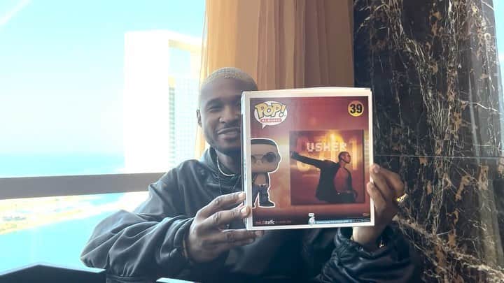 アッシャーのインスタグラム：「Award-winning R&B artist Usher gets a first look at his NEW POP! Album: Usher (8701)! #FunkoPopapalooza #Funko #FunkoPOPAlbum @usher」