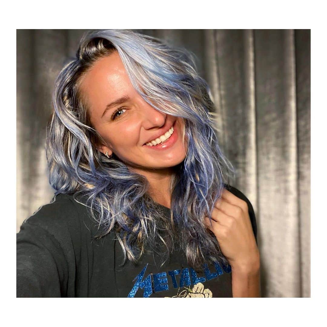 シャンテル・ヴァンサンテンのインスタグラム：「ITEAM DD here we go again! 💙 (LINK IN BIO) #LungCancerAwareness month is upon us and  it is time to start fundraising @californialung #FightForAirClimb and I know we can unite to reach the Team DD goal of $25,000 (*** this will take us over the $200,000 mark in 10 years!) I have been dedicating my heart to this life saving work since the passing of my Grandma, Doris Dooyema as a way to keep her fight alive. We will be climbing in LA on February 26th and I will be doing it virtually for those of you who can’t be in person. Please give what you can to this worthy cause and join me!   You all have been a FORCE for change year after year and the reason I am ignite once again! So as my way of giving back for everyone who donates $25 or more you will receive a Team DD dog tag because we are an #ArmyOfAdvocates !!Also for those who fundraise or donate $1000 or more will get to have a personal factime chat as I want to  celebrate how AWESOME you are!   As you all know this is a VERY personal fight and my dear Grandmother was taken by lung cancer all too soon. Please take a moment to read her story and share yours as well. Every story educates others about the #1 cancer killer, lung cancer and awareness is what helps us advocate together. I am deeply grateful for your continued support and know we can make this year the BIGGEST one yet!!!」
