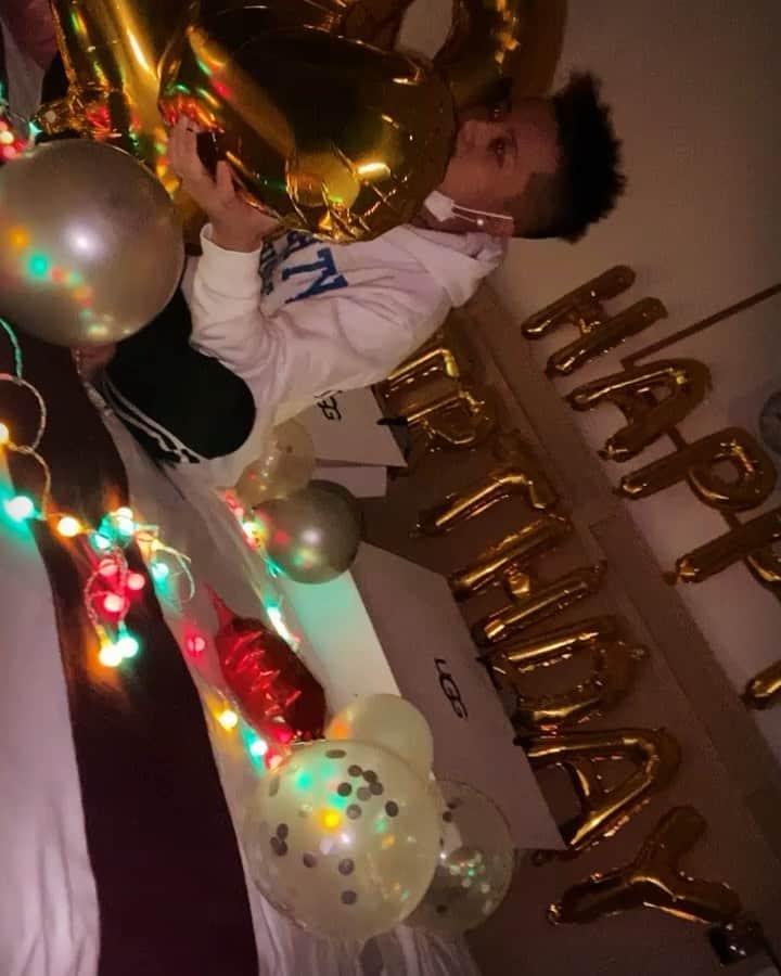 CHOCOのインスタグラム：「去年の誕生日の時の笑 23歳の誕生日はどーしよっかな🤪💕」