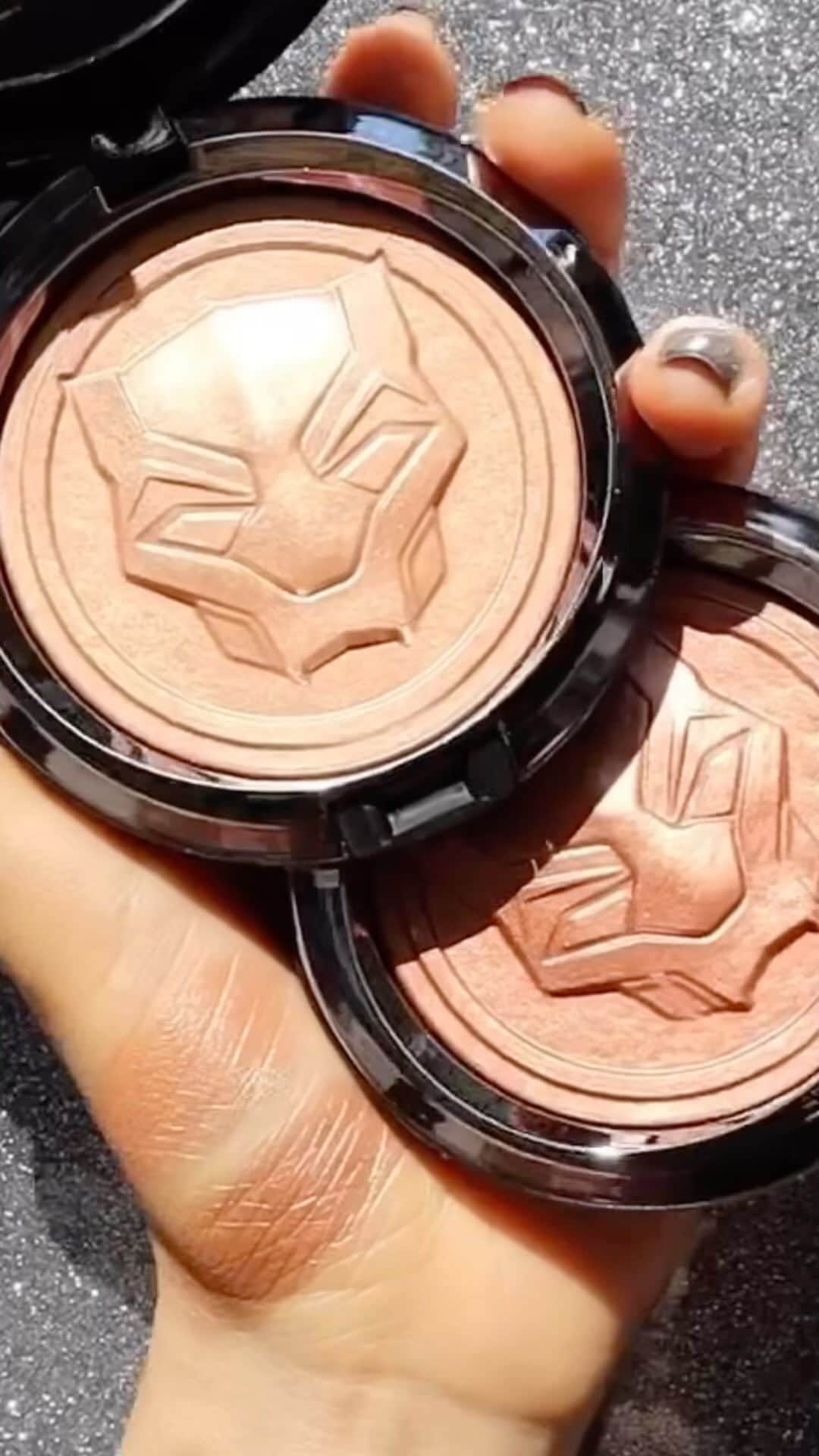 M∙A∙C Cosmetics Japanのインスタグラム：「＼発売まであと2日！／ 全国の劇場で大ヒット上映中のマーベル・スタジオの映画最新作『ブラックパンサー／ワカンダ・フォーエバー』と M·A·Cがコラボレーション✨  光沢のあるメタリックな仕上がりを叶えるハイライターから限定2色がブラックパンサー限定デザインで登場。​骨格を引き立て、王族のような輝きを手に入れて💎 動画でスウォッチと付け比べをチェック！  ■エクストラ ディメンション スキンフィニッシュ：  -ロイヤル チャレンジ（ウォーム ゴールド）​ -ロイヤル バイブランシー（チョコレート ブロンズ） 限定2色　税込5,830円​  マーベル・スタジオ ブラックパンサー コレクション BY M·A·C 11月18日(金)オンライン＆全国発売  ⓒ2022 MARVEL  #MACxWakandaForever #WakandaForever #MACワカンダフォーエバー #ワカンダフォーエバー」