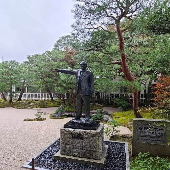 桜木梨奈のインスタグラム：「島根旅行記~安来篇~  2022.11.5  雨。  松江市から東にある安来市に向かいました。  #足立美術館 へ  ここには #横山大観 氏を中心とした日本画家の作品や #北大路魯山人 氏の陶芸品、童画、彫刻などなど数多くの芸術品のコレクションが展示されております。  そして創始者 #足立全康 氏は91歳でお亡くなりになるまで心血注いで作った日本庭園が注目スポット！  ~しまね観光ナビの記事より~ アメリカの日本庭園専門誌『Sukiya Living Magazine： The Journal of Japanese Gardening（数寄屋リビングマガジン／ジャーナル・オブ・ジャパニーズ・ガーデニング）』より、全国の日本庭園約1000か所を対象に実施した「2021年日本庭園ランキング」が発表され、安来市にある足立美術館の日本庭園が「19年連続日本一」に選ばれました！  19年連続1位って凄い‼️ 窓が額縁となり、大スケールの日本絵画を眺めているようでしたよ。  外の渡り廊下へ出ると、雨模様が庭園の黒石を艶めかせ、苔や木々の匂いが漂い、自分も作品の中へと入り込んだみたいです😌  #島根旅行 #安来市 #日本庭園 #japanesegarden #枯山水 #枯山水庭園 #枯山水庭 #japan #侘び寂び」