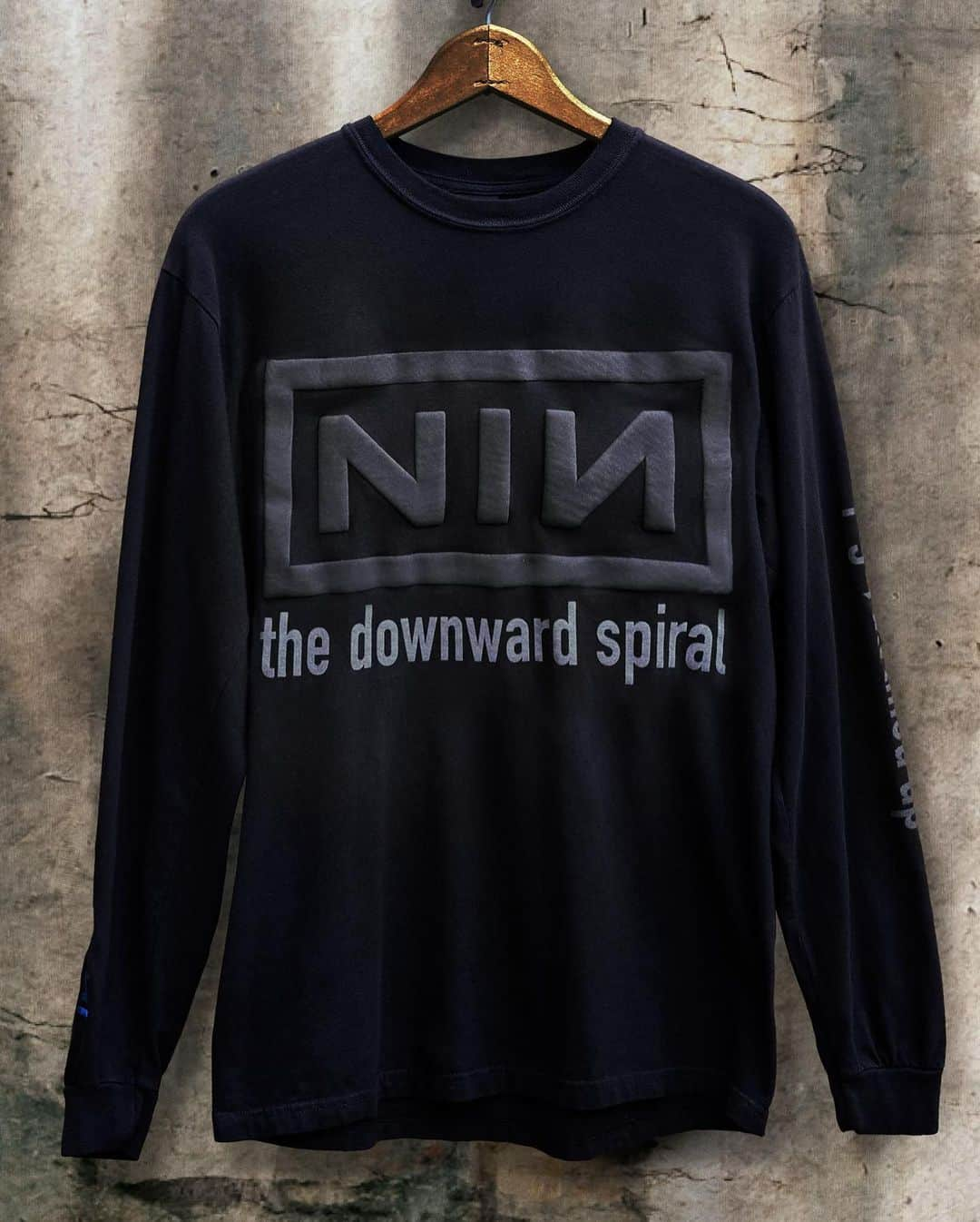 ナイン・インチ・ネイルズさんのインスタグラム写真 - (ナイン・インチ・ネイルズInstagram)「The first collection of Nine Inch Nails Definitive Edition Tees. A curated selection of classic NIN T-shirts that have been painstakingly recreated and approved by Trent Reznor, Mariqueen Maandig Reznor, and NIN Art Director John Crawford. These 5 limited reproduction shirts feature designs originally created between 1991 and 1995.  Available now at nin.com」11月17日 4時08分 - nineinchnails