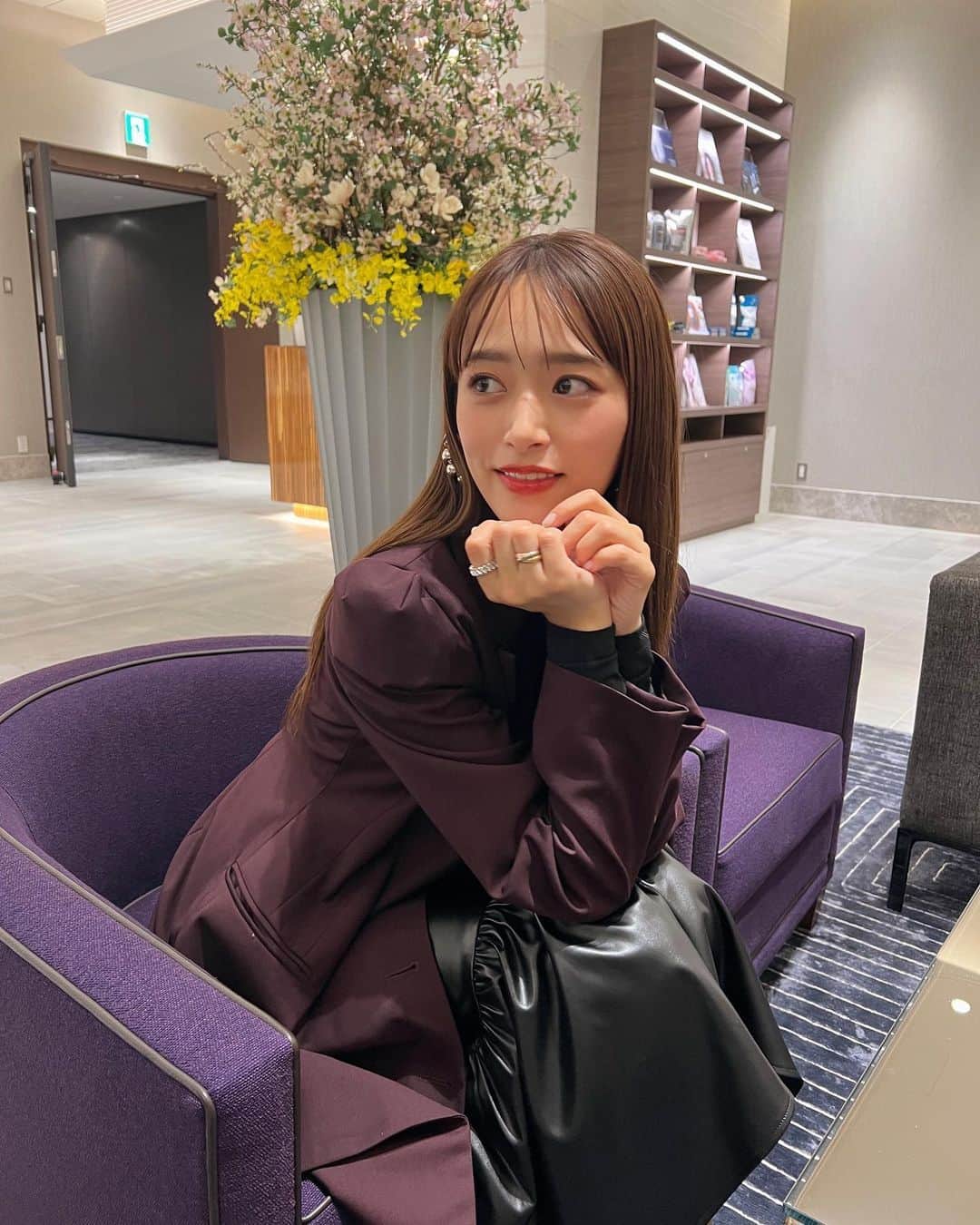 近藤千尋のインスタグラム：「おはようございます🌞  昨日はミルボンさんの生配信 見てくださった方 ありがとうございました💕📺  夜遅い時間にも関わらず 沢山の方が見てくれてコメントくれて 元気出ました🤍🥰 ストレートヘアにしたら 髪の毛がすごい伸びた気がする！🙋🏻‍♀️ (この前2センチ切ったんだよ✂️笑)  今日も撮影頑張ってきます😍❗️ そして明日はラヴィットだ🐰ミテネ❤️  いってらっしゃーい😝😝😝」