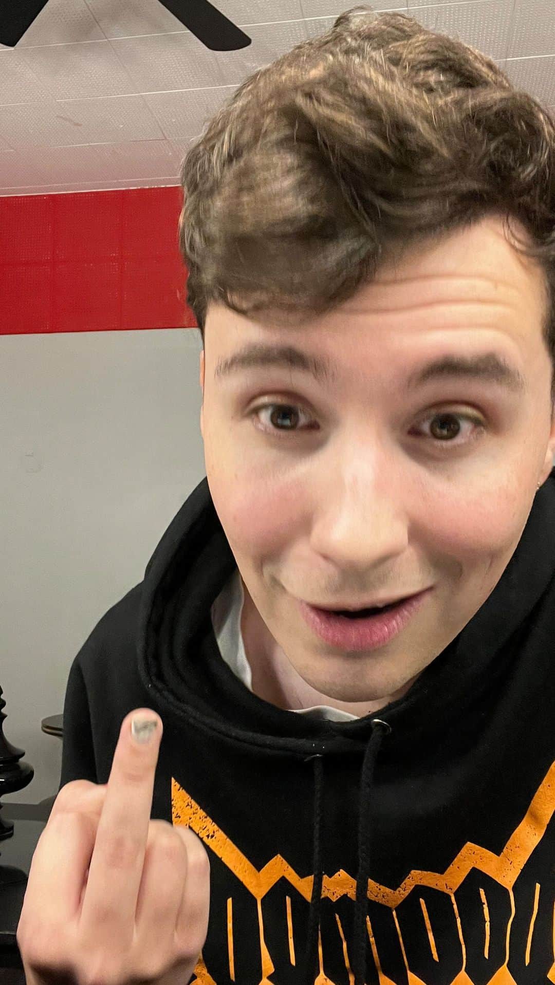 ダニエル・ハウウェルのインスタグラム：「THE LAST EVER INSTA LIVE ! (?)  do i dare experiment on another platform? will i be arrested in the usa for flashing my ass? should i be paying your therapy?   thanks for the immaculate vibes😎🤙✨」
