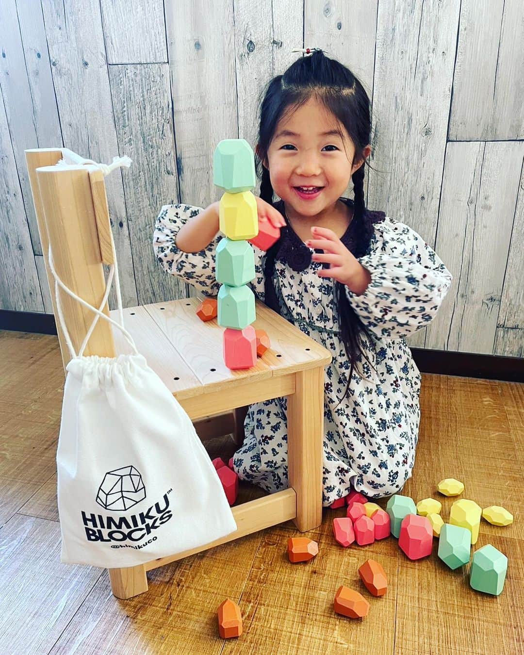 the_thebonz20のインスタグラム：「4歳の誕生日プレゼントに選んだのはコレ🥳  全部違う形だから想像力も掻き立てられるし、置いといてと可愛いし、気に入ってくれたみたい🥰  お店のお客さま用にナチュラルも新調しようかな🧐  収納袋もあるから娘は収納してサンタクロースのように背負って保育園へ😂  今なら半額で¥5990→¥2990で買えるよ！  うちのクーポンコードを使用したらさらに15%offになるみたい😋  クーポンコード　:  BONZ15  プロフィールのリンクから飛べます💁‍♀️  是非覗いてみてね💙  #himiku #himikubloks #himikuブロック」