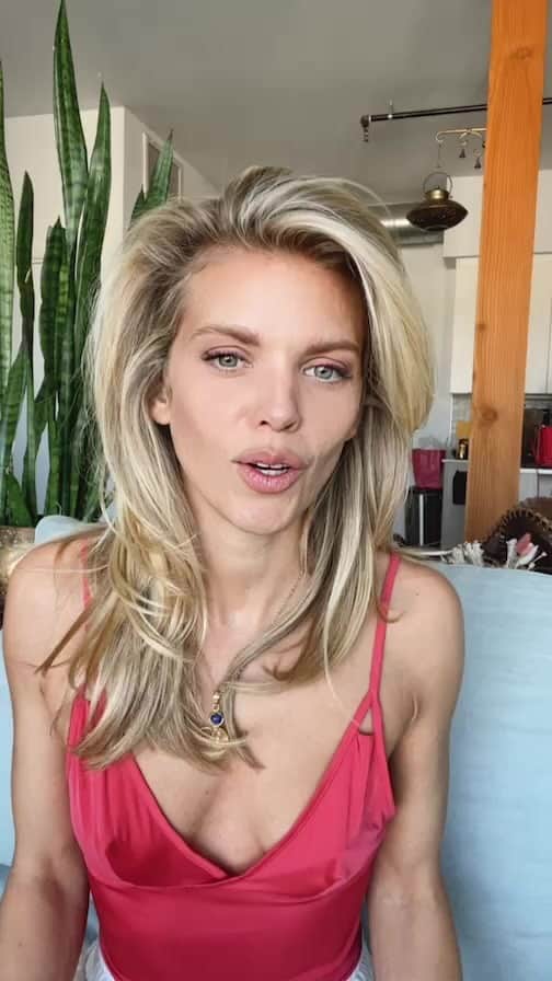アナリン・マッコードのインスタグラム：「🐍 S A C R E D  S E X  w/ @positivepringle — Thank you, You Beautiful Soul for sharing your Light, wisdom and sexy, sensual yumminess with us in this chat! Rachel’s poetry book “Wild Open” is a delicious, erotic and worthy read.  ————————————————————— Books mentioned in our chat: “Dear Lover” “Enlightened Sex” and “The Way of the Superior Man” by @daviddeida.live」
