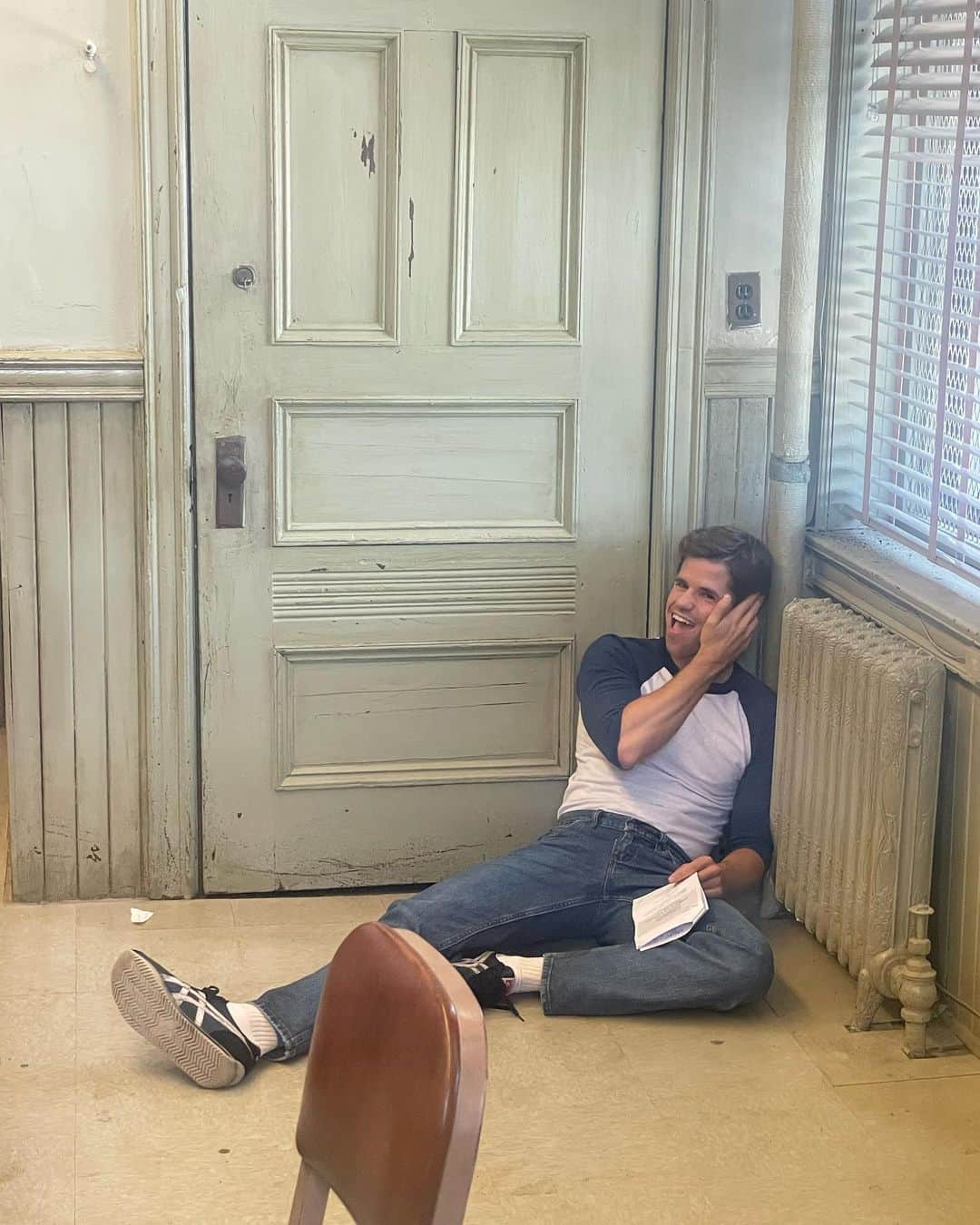 チャーリー・カーバーのインスタグラム：「Season finale of AHS:NYC tonight… Wow. What a lucky duck am I, getting to make this show with some of my favorite people on the planet. Thank you @ryanmurphyproductions for trusting me with several hats, @nedmartel for being le writing partner sublime, @johnnygray5 @ourladyj and all of our grand captains behind the camera. @stizan you’re a genius. Cast-mates and crew-mates - love you each to every moon. Hope you all tune in, tonight on @ahsfx at 10/9c, and tomorrow with all episodes streaming @hulu 🗽🦌⛓」