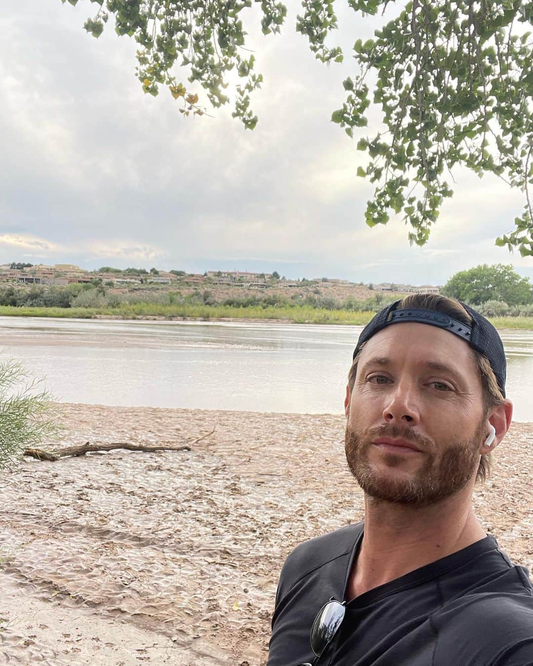 ジェンセン・アクレスのインスタグラム：「Just a few recent shots of life in New Mexico and some BTS on the set of @bigskyabc (except for the one with the “Big Sky”sign…that was in Kansas City but whatever…you get the point 🙄) Happy Wednesday.」