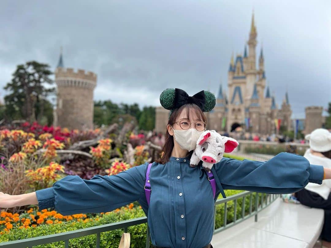 松井玲奈のインスタグラム：「ハロウィンの時期の🏰の写真を見返しては思い出に浸る。スプブー🎃 世間は(D界隈)クリスト🎄とビリーヴ！✨ですかね。 クリストはフロート可愛くて大好きだし、なんと言っても徒歩トナカイ！！！おかえりトナカイ！！プルちゃんと仲良く歩く君たちが好き。ミッキーたちのわちゃわちゃフロートも好き。 ああ！もうクリスマス！！！クリスマス当日には、とうとうクリスマスかという物悲しさに襲われる事でしょう。 ああ、チョコチュロス食べたいし、メイプルアップルティー飲みたいぜ。 あと、クリスマスのお衣装のブロマイド買って、ミニーにサインもらいたい。 考えるだけは自由だ！！！  ちなみに持ってるぬいぐるみは、モアナに出てくるプアだよ！モアナと一緒に冒険するかと思いきや、島でお留守番する可愛いプアだよ！」