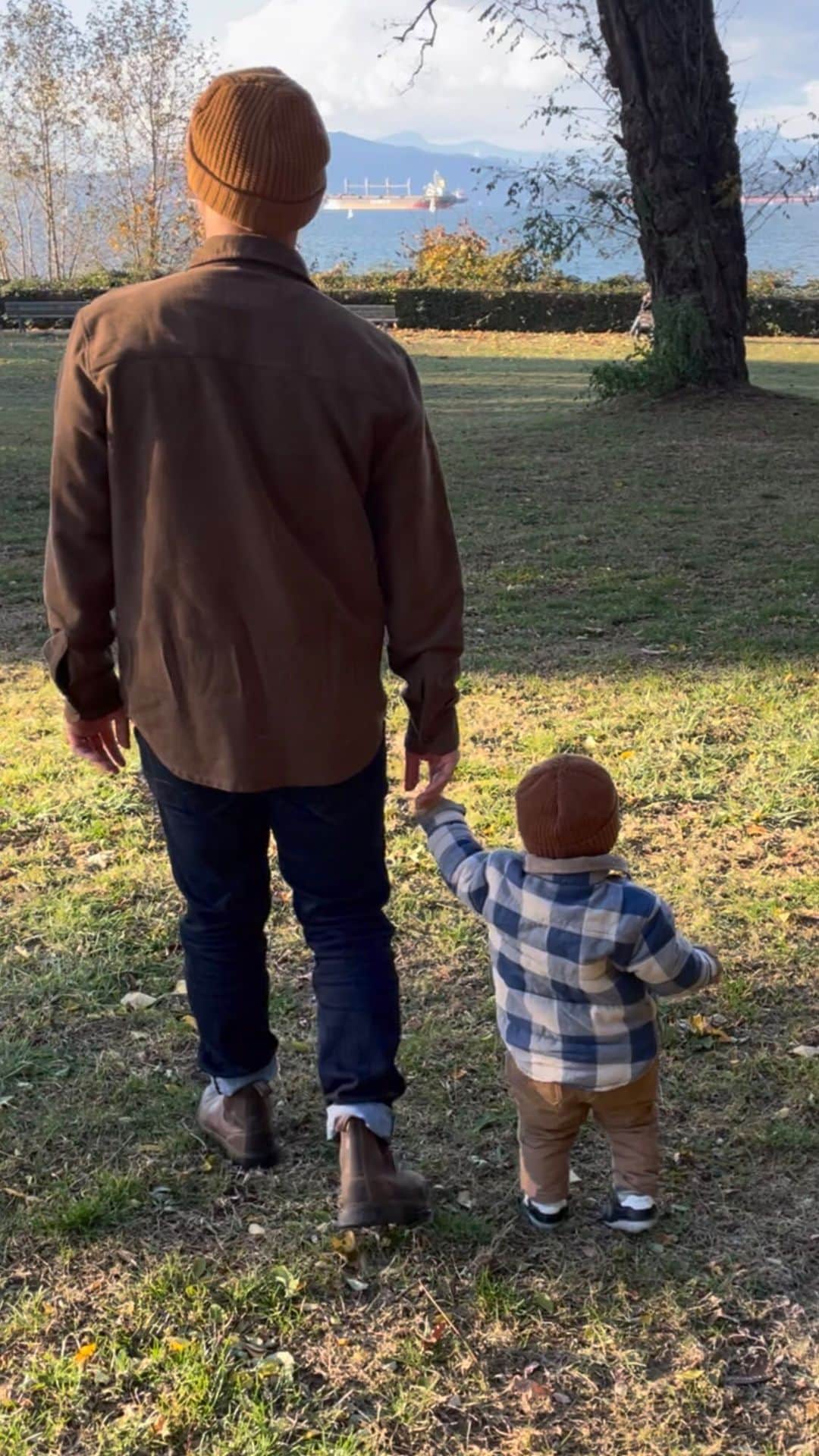 パトリック・チャンのインスタグラム：「#ad We’re often out exploring and introducing our little guy to the beautiful nature around us. It’s something we look forward to - looking after our physical & mental health.   That’s why I’m thrilled @clifbar is partnering with @natureCanada_ to expand its NatureHood program and support initiatives to address the complex barriers faced by marginalized & racialized youth through youth programs & activities.  Many youth in lower-income households miss out on the opportunity to go camping, hiking, skiing, and many other outdoor activities we take for granted. CLIF DAY CAMP on Nov. 19 is changing that by providing families a day in nature to gain the knowledge and gear needed to continue exploring the Canadian outdoors! To learn more about NautureHood and the work they continue to do, check out the link in my bio.」