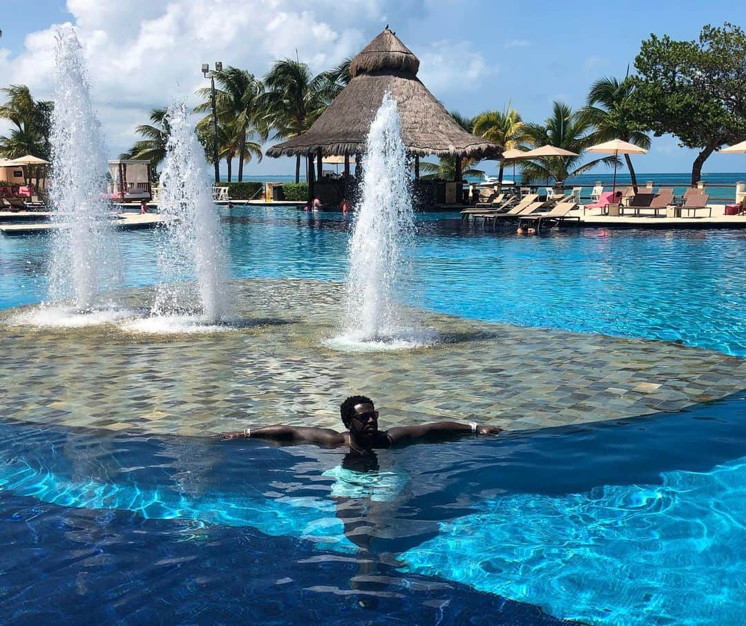 ブランドン・フィリップスのインスタグラム：「Calling Me Aquaman😎 #ImAlwaysOnExtra  #TheLifeOfEmil ~b£p🌊」