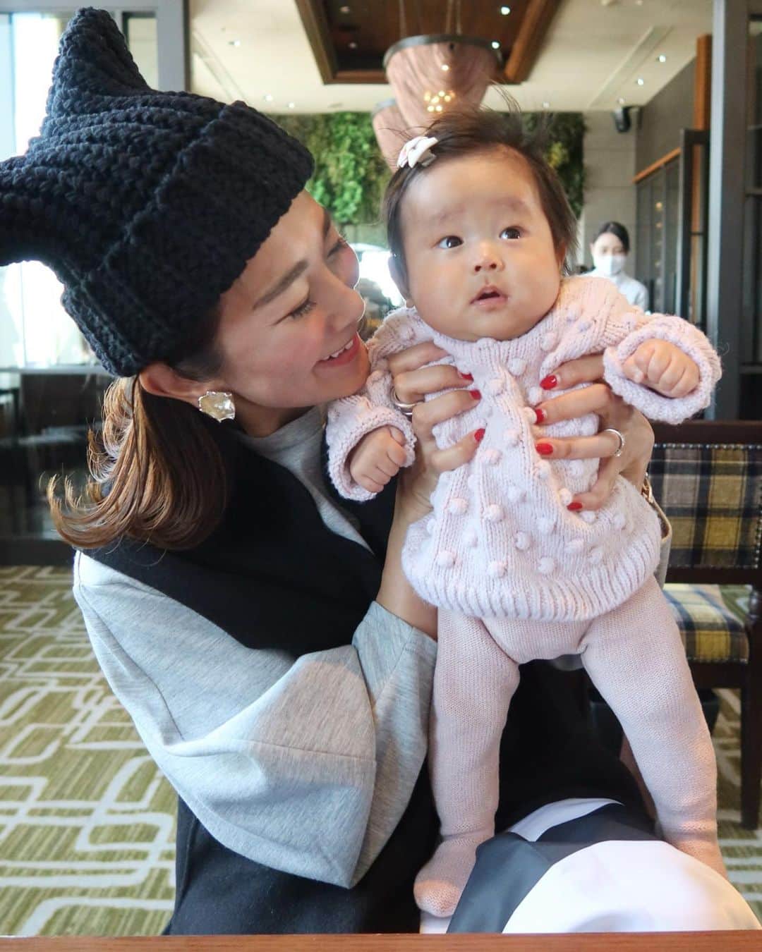 Mai Wakimizuのインスタグラム：「あ、可愛い！今めっちゃ可愛い！あー今あかん。いや待って、今いけそう！ ずっとこんなやり取りをしながら娘の写真を撮り続けた♡笑 ayuちゃんはうんざりだっただろうな。笑 #生後3ヶ月#0歳女の子#babygirl#女の子ママ」