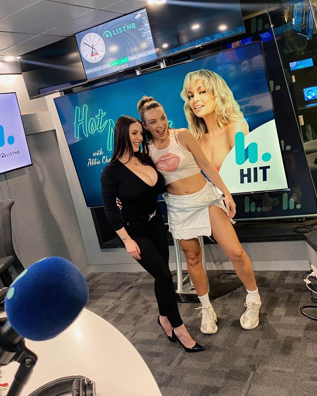 Brazzersさんのインスタグラム写真 - (BrazzersInstagram)「Finally met @abbiechatfield in person last night and also made an appearance on @hotnightswithabbie」11月17日 8時39分 - theangelawhite