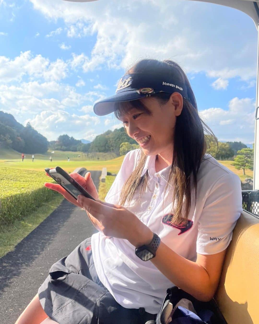 彼方茜香のインスタグラム：「ゴルフ♥ 2ヶ月ちょっとぶりに⛳️ 季節感分からず半袖で挑んだら夕方寒かったよー（笑） 久しぶりでも練習行けなくても118！ スコアはこのあたりで安定してるけど、目指せ90前半🔥 まずはパター18打減らす(っ `-´ c)!!! ポロシャツとバイザーは @loif_official   #jr内野カントリークラブ  #福岡県  #loif  #ゴルフアパレル  #ゴルフウェア   #ゴルフコーデ   #ゴルフ女子   #saryngolf  #118」