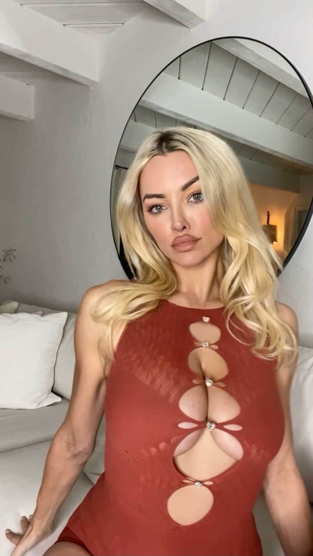 リンジー・ペラスのインスタグラム：「Proof of life. I’m bored, wyd? 🤓」