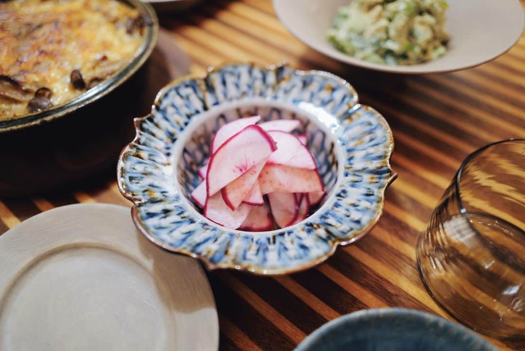 高山都さんのインスタグラム写真 - (高山都Instagram)「昨日の晩ごはん🍻 この日常食卓がいちばん好きで落ち着く。 アジフライ 牡蠣ときのこの豆乳グラタン アボカドとスナップエンドウと菜の花のサラダ ほうれん草と柿の白和え @usagifarm_ai の赤かぶのマリネ #みやれゴハン」11月17日 9時25分 - miyare38