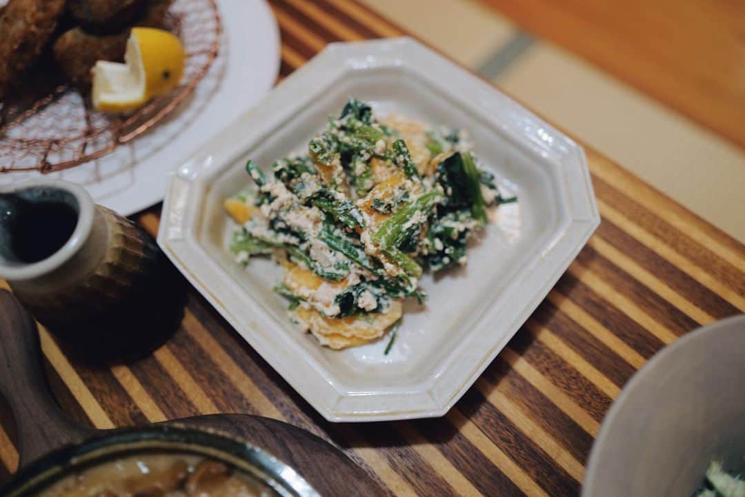 高山都さんのインスタグラム写真 - (高山都Instagram)「昨日の晩ごはん🍻 この日常食卓がいちばん好きで落ち着く。 アジフライ 牡蠣ときのこの豆乳グラタン アボカドとスナップエンドウと菜の花のサラダ ほうれん草と柿の白和え @usagifarm_ai の赤かぶのマリネ #みやれゴハン」11月17日 9時25分 - miyare38
