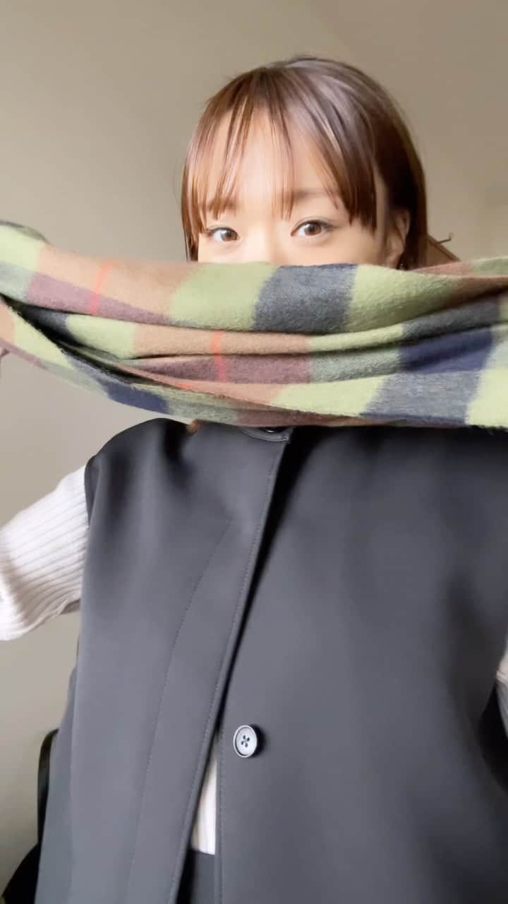 野尻美穂のインスタグラム：「おはよ〜☀️ 出かける1分前動画☺️ 日中はあったかいけど朝と夕方は寒いからストール投入！ 私の巻き方は変わらずこれ！  #ストールの巻き方 #stole  #johnstons」