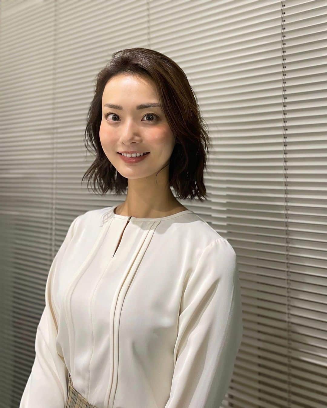 のインスタグラム：「⁡  昨日は今週2回目のABEMA「倍速ニュース」でした〜。来週からはいよいよサッカーW杯仕様で倍速ニュースもちょっと変わるみたい🙆‍♀️またお知らせしまーす。 ABEMAではサッカーW杯全64試合を無料生中継しますよ⚽️   #テレビ朝日アナウンサー #本間智恵 #ABEMA #倍速ニュース」
