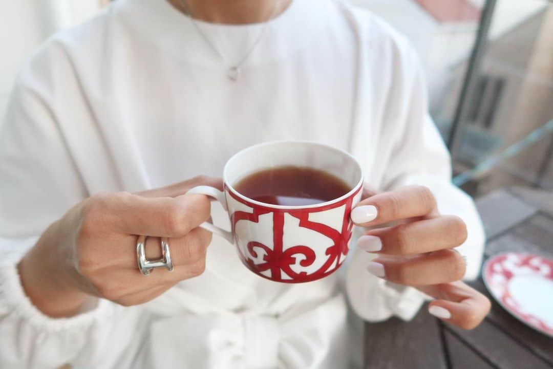 Mai Wakimizuのインスタグラム：「夕方、やっとゆっくり出来たタイミングでホッと一息。安定のデルール。産後ダイエットにはもう欠かせないデトックスティーです♡と言っても隣にはケーキを忍ばせて"痩せたいけど食べたい"ってやつ。笑 千春先生 @chiharudoiが蜂蜜入れてるのを見て私も早速真似っこしました＼(^o^)／ #デルール#ダイエット」