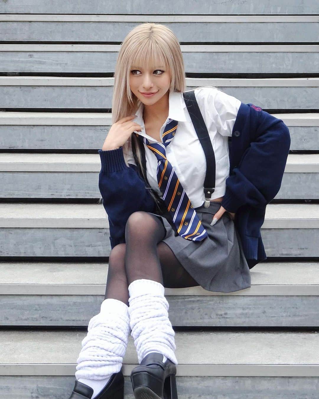 華のインスタグラム：「エゴでgossip girlごっこしてね😈🖤」