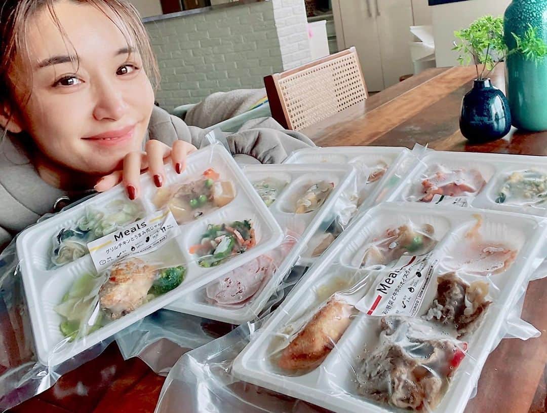 鈴木紗理奈のインスタグラム：「リオトが渡英中の1人の期間はとにかくバリバリ働くという生活スタイル🔥 その期間は食材の使い切りができれないこともあって、納豆ご飯で済ましてたのがあまりにズボラすぎたのか肌荒れマックスに。 年齢的にもヤバいと思いつつ忙しくてちゃんとご飯を作る時間もなくてどうしたらいいもんかなと思ってたところにちょうど、 DELISH KITCHENプロデュースの  "定期の冷凍宅配弁当Meals"を #Meals  #PR  #Meals  さんから頂きました。  もうタイミングが最高すぎて、舞台をやりながらの忙しい日々のわたしの食生活に加えさせてもらいました。  めっちゃ楽で何より美味しい❤️ こういうものは薄味かつどれも同じ似た味付けをイメージしてたけど、それぞれのおかずに違う味付けがしっかりされてるよ。 忙しく働く健康志向の人に本当にお勧め‼︎ 忙しい日の子供への1食としてもありです。  @delishkitchen.tv  ■ 限定クーポンページはこちら https://bit.ly/3gRbO8P」